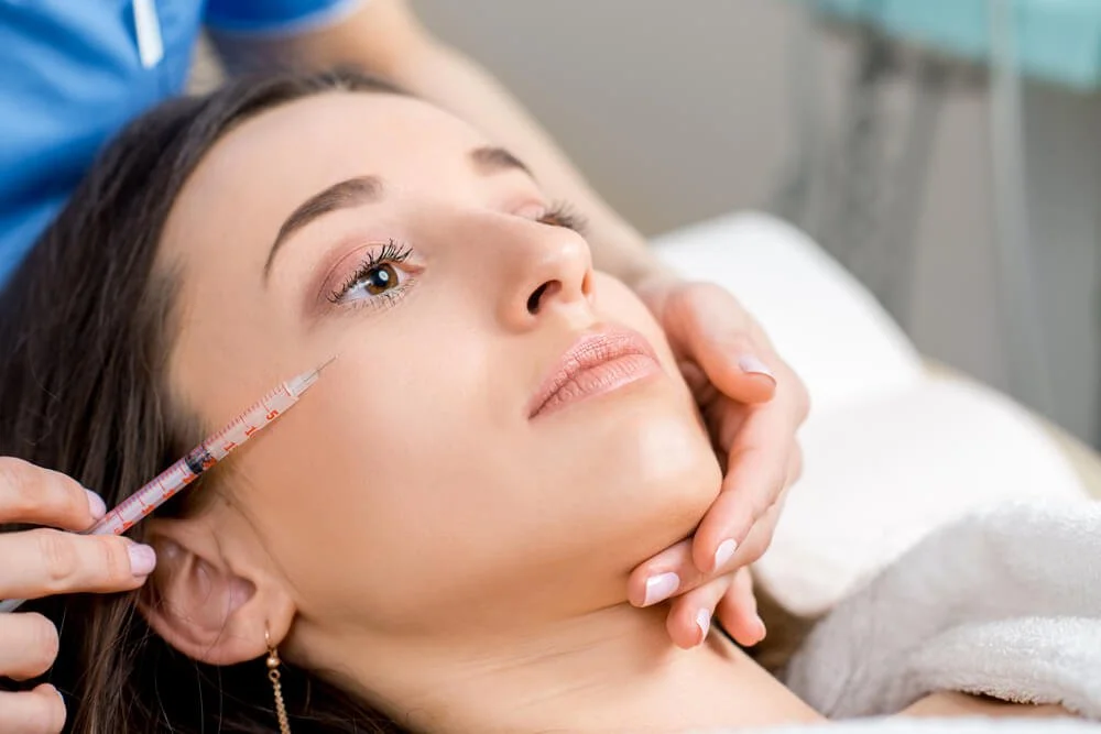 عوارض جانبی بوتاکس و راه های مقابله با آن – درمان افتادگی پلک بعد از بوتاکس
