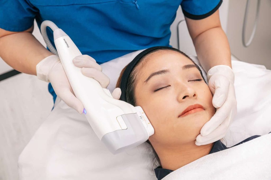 جوانسازی صورت با دستگاه هایفو – مزایا و معایب – تعداد جلسات مورد نیاز برای مشاهده نتیجه – میزان تاثیر گذاری – مکانیزم عمل و ... 